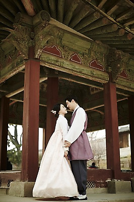 포토 JPG 주간 전신 한국전통 부부 여자 남자 한국건축 키스 서기 20대 성인 야외 두명 옆모습 다정 로맨틱 한국인 한복 경복궁 기념촬영 부부라이프 성인만 국내포토 자연요소 전통 라이프스타일 커플 건축 뷰포인트 컨셉 모션 한국 사람 동양인 청년 사진촬영 궁전 전통의상 애정표현 파일형식