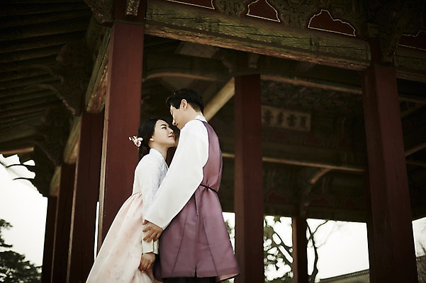 포토 JPG 주간 한국전통 부부 여자 남자 한국건축 서기 상반신 20대 성인 야외 두명 옆모습 마주보기 다정 로맨틱 한국인 한복 경복궁 기념촬영 부부라이프 성인만 국내포토 자연요소 전통 라이프스타일 커플 건축 뷰포인트 컨셉 모션 한국 사람 동양인 청년 사진촬영 궁전 전통의상 파일형식