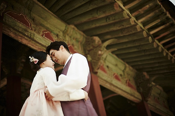 포토 JPG 주간 한국전통 부부 여자 남자 한국건축 서기 상반신 20대 성인 야외 두명 옆모습 마주보기 다정 로맨틱 한국인 한복 경복궁 기념촬영 지붕처마 부부라이프 성인만 국내포토 자연요소 전통 라이프스타일 커플 건축 뷰포인트 컨셉 모션 지붕 한국 사람 동양인 청년 사진촬영 궁전 전통의상 처마 파일형식