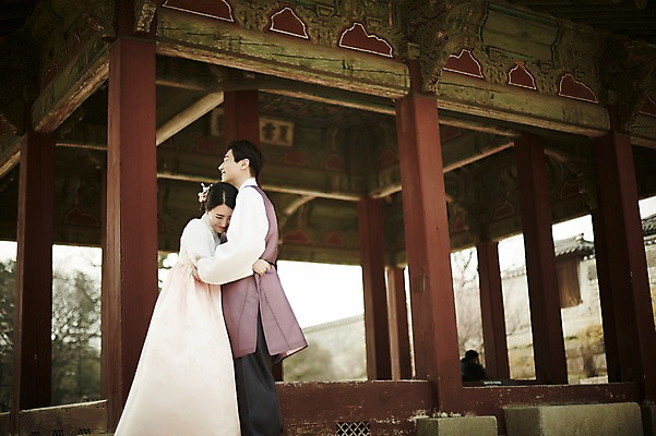 포토 JPG 주간 한국전통 부부 여자 남자 한국건축 포옹 서기 상반신 20대 성인 야외 두명 옆모습 다정 로맨틱 한국인 한복 경복궁 기념촬영 부부라이프 성인만 국내포토 자연요소 전통 라이프스타일 커플 건축 뷰포인트 컨셉 안기 모션 한국 사람 동양인 청년 사진촬영 궁전 전통의상 파일형식