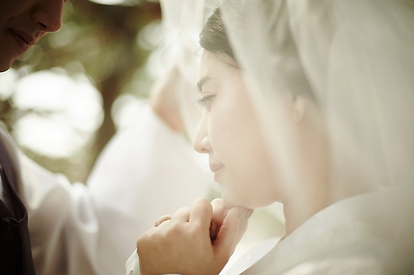 포토 JPG 주간 부부 여자 남자 결혼 면사포 서기 상반신 20대 성인 야외 두명 옆모습 로맨틱 한국인 기념촬영 부부라이프 성인만 국내포토 자연요소 라이프스타일 커플 뷰포인트 컨셉 모션 사람 동양인 이벤트 청년 사진촬영 결혼소품 파일형식