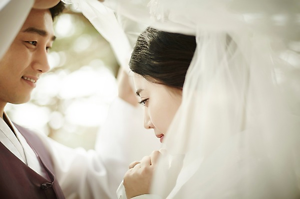 포토 JPG 주간 부부 여자 남자 결혼 면사포 서기 상반신 20대 성인 야외 두명 옆모습 로맨틱 한국인 기념촬영 부부라이프 성인만 국내포토 자연요소 라이프스타일 커플 뷰포인트 컨셉 모션 사람 동양인 이벤트 청년 사진촬영 결혼소품 파일형식