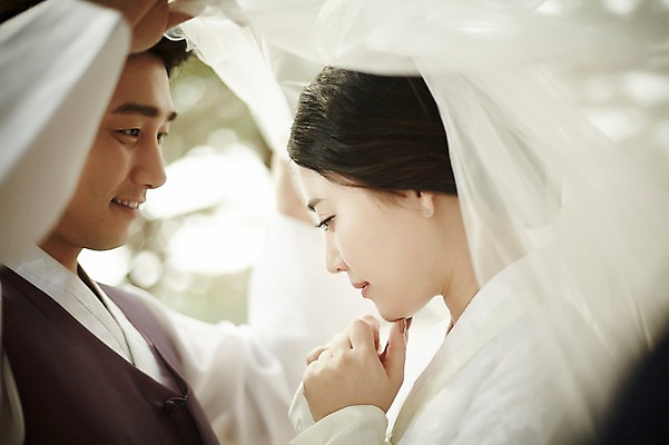 포토 JPG 주간 부부 여자 남자 결혼 면사포 서기 상반신 20대 성인 야외 두명 옆모습 로맨틱 한국인 기념촬영 부부라이프 성인만 국내포토 자연요소 라이프스타일 커플 뷰포인트 컨셉 모션 사람 동양인 이벤트 청년 사진촬영 결혼소품 파일형식