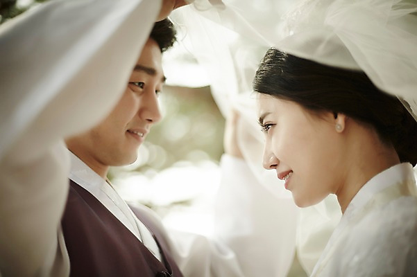 포토 JPG 주간 부부 여자 남자 결혼 면사포 서기 상반신 20대 성인 야외 두명 옆모습 로맨틱 한국인 기념촬영 부부라이프 성인만 국내포토 자연요소 라이프스타일 커플 뷰포인트 컨셉 모션 사람 동양인 이벤트 청년 사진촬영 결혼소품 파일형식