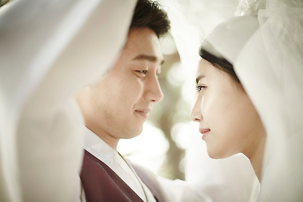 포토 JPG 주간 부부 여자 남자 결혼 면사포 서기 상반신 20대 성인 야외 두명 옆모습 로맨틱 한국인 기념촬영 부부라이프 성인만 국내포토 자연요소 라이프스타일 커플 뷰포인트 컨셉 모션 사람 동양인 이벤트 청년 사진촬영 결혼소품 파일형식