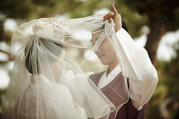 포토 JPG 주간 부부 여자 남자 결혼 면사포 서기 상반신 20대 성인 야외 두명 옆모습 로맨틱 한국인 기념촬영 부부라이프 성인만 국내포토 자연요소 라이프스타일 커플 뷰포인트 컨셉 모션 사람 동양인 이벤트 청년 사진촬영 결혼소품 파일형식