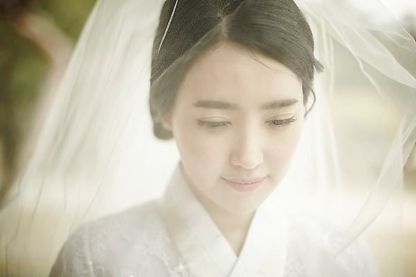 포토 JPG 주간 여자 결혼 면사포 한명 서기 상반신 20대 성인 야외 앞모습 아웃포커스 한국인 우아함 성인여자한명만 국내포토 자연요소 1 뷰포인트 컨셉 모션 촬영기법 사람 동양인 이벤트 청년 결혼소품 여자한명만 성인여자만 파일형식