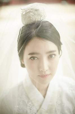 포토 JPG 주간 여자 결혼 면사포 한명 서기 상반신 20대 성인 야외 앞모습 아웃포커스 한국인 우아함 성인여자한명만 국내포토 자연요소 1 뷰포인트 컨셉 모션 촬영기법 사람 동양인 이벤트 청년 결혼소품 여자한명만 성인여자만 파일형식