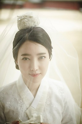 포토 JPG 주간 여자 결혼 면사포 한명 서기 상반신 20대 성인 야외 앞모습 아웃포커스 한국인 우아함 성인여자한명만 국내포토 자연요소 1 뷰포인트 컨셉 모션 촬영기법 사람 동양인 이벤트 청년 결혼소품 여자한명만 성인여자만 파일형식