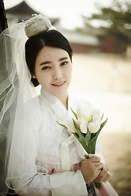 포토 JPG 주간 여자 부케 결혼 면사포 한명 서기 들기 상반신 20대 성인 야외 앞모습 아웃포커스 한국인 우아함 성인여자한명만 국내포토 자연요소 1 뷰포인트 꽃다발 컨셉 모션 촬영기법 사람 동양인 이벤트 청년 결혼소품 여자한명만 성인여자만 파일형식