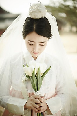 포토 JPG 주간 여자 부케 결혼 면사포 한명 서기 들기 상반신 20대 성인 야외 앞모습 아웃포커스 한국인 우아함 성인여자한명만 국내포토 자연요소 1 뷰포인트 꽃다발 컨셉 모션 촬영기법 사람 동양인 이벤트 청년 결혼소품 여자한명만 성인여자만 파일형식