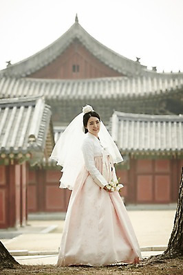 포토 JPG 주간 전신 여자 부케 결혼 한옥 면사포 한명 서기 들기 20대 성인 야외 옆모습 한국인 우아함 성인여자한명만 국내포토 자연요소 1 한국전통 뷰포인트 꽃다발 컨셉 고건축 모션 사람 동양인 이벤트 청년 결혼소품 여자한명만 성인여자만 파일형식