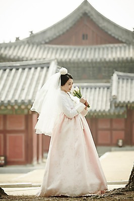 포토 JPG 주간 전신 여자 부케 결혼 한옥 면사포 한명 서기 들기 20대 성인 야외 옆모습 한국인 우아함 성인여자한명만 국내포토 자연요소 1 한국전통 뷰포인트 꽃다발 컨셉 고건축 모션 사람 동양인 이벤트 청년 결혼소품 여자한명만 성인여자만 파일형식