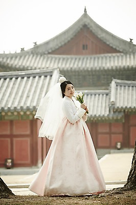 포토 JPG 주간 전신 여자 부케 결혼 한옥 면사포 한명 서기 들기 20대 성인 야외 옆모습 한국인 우아함 성인여자한명만 국내포토 자연요소 1 한국전통 뷰포인트 꽃다발 컨셉 고건축 모션 사람 동양인 이벤트 청년 결혼소품 여자한명만 성인여자만 파일형식