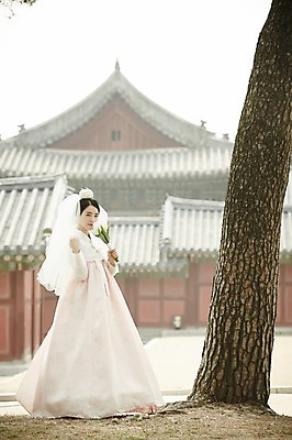 포토 JPG 주간 전신 여자 부케 결혼 한옥 면사포 한명 서기 들기 20대 성인 야외 옆모습 한국인 우아함 나무기둥 성인여자한명만 국내포토 자연요소 1 한국전통 뷰포인트 꽃다발 컨셉 고건축 모션 사람 동양인 이벤트 청년 결혼소품 여자한명만 성인여자만 파일형식