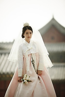 포토 JPG 주간 여자 부케 결혼 면사포 한명 서기 미소 들기 상반신 20대 성인 야외 앞모습 아웃포커스 한국인 우아함 성인여자한명만 국내포토 자연요소 1 뷰포인트 꽃다발 컨셉 모션 촬영기법 표정 사람 동양인 이벤트 청년 결혼소품 여자한명만 성인여자만 파일형식