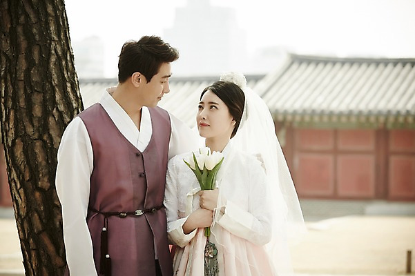 포토 JPG 주간 부부 여자 남자 부케 결혼 면사포 서기 들기 상반신 20대 성인 야외 두명 앞모습 다정 로맨틱 한국인 경복궁 기념촬영 부부라이프 성인만 국내포토 자연요소 라이프스타일 커플 뷰포인트 꽃다발 컨셉 모션 한국 사람 동양인 이벤트 청년 사진촬영 궁전 결혼소품 파일형식