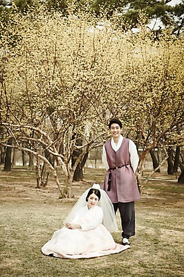 포토 JPG 주간 전신 부부 여자 남자 결혼 면사포 서기 앉기 20대 성인 야외 두명 앞모습 로맨틱 한국인 경복궁 기념촬영 부부라이프 성인만 국내포토 자연요소 라이프스타일 커플 뷰포인트 컨셉 모션 한국 사람 동양인 이벤트 청년 사진촬영 궁전 결혼소품 파일형식