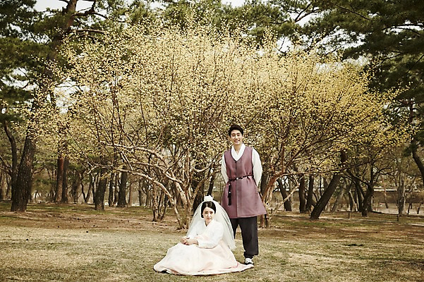 포토 JPG 주간 전신 부부 여자 남자 결혼 면사포 서기 앉기 20대 성인 야외 두명 앞모습 로맨틱 한국인 경복궁 기념촬영 부부라이프 성인만 국내포토 자연요소 라이프스타일 커플 뷰포인트 컨셉 모션 한국 사람 동양인 이벤트 청년 사진촬영 궁전 결혼소품 파일형식