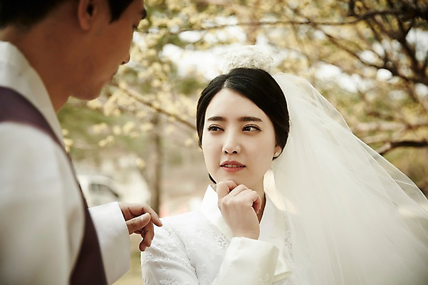 포토 JPG 주간 부부 여자 남자 결혼 면사포 서기 상반신 20대 성인 야외 두명 앞모습 옆모습 다정 로맨틱 한국인 기념촬영 부부라이프 성인만 국내포토 자연요소 라이프스타일 커플 뷰포인트 컨셉 모션 사람 동양인 이벤트 청년 사진촬영 결혼소품 파일형식