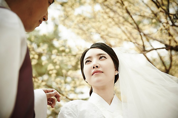 포토 JPG 주간 부부 여자 남자 결혼 면사포 서기 상반신 20대 성인 야외 두명 앞모습 옆모습 다정 로맨틱 한국인 기념촬영 부부라이프 성인만 국내포토 자연요소 라이프스타일 커플 뷰포인트 컨셉 모션 사람 동양인 이벤트 청년 사진촬영 결혼소품 파일형식