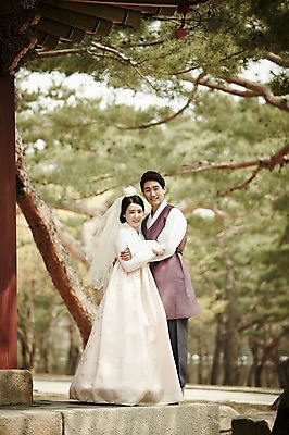 포토 JPG 주간 전신 부부 여자 남자 결혼 포옹 서기 미소 20대 성인 야외 두명 앞모습 다정 로맨틱 한국인 경복궁 기념촬영 부부라이프 성인만 국내포토 자연요소 라이프스타일 커플 뷰포인트 컨셉 안기 모션 한국 표정 사람 동양인 이벤트 청년 사진촬영 궁전 파일형식