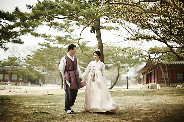 포토 JPG 주간 전신 부부 여자 남자 결혼 20대 성인 야외 두명 앞모습 걷기 손잡기 다정 산책로 로맨틱 한국인 경복궁 기념촬영 부부라이프 성인만 국내포토 자연요소 라이프스타일 커플 길 뷰포인트 컨셉 모션 한국 사람 동양인 이벤트 청년 사진촬영 궁전 파일형식