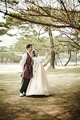 포토 JPG 주간 전신 나무 부부 응시 여자 남자 결혼 서기 20대 성인 야외 두명 앞모습 다정 로맨틱 한국인 가리킴 경복궁 기념촬영 부부라이프 성인만 국내포토 자연요소 식물 라이프스타일 커플 시선 뷰포인트 컨셉 모션 한국 사람 동양인 손짓 이벤트 청년 사진촬영 궁전 파일형식