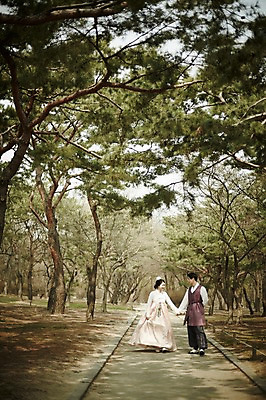 포토 JPG 주간 전신 부부 여자 남자 결혼 20대 성인 야외 두명 앞모습 걷기 손잡기 다정 산책로 로맨틱 한국인 소나무 경복궁 기념촬영 부부라이프 성인만 국내포토 자연요소 나무 라이프스타일 커플 길 뷰포인트 컨셉 모션 한국 사람 동양인 이벤트 청년 사진촬영 궁전 파일형식