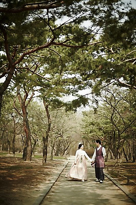 포토 JPG 주간 전신 부부 여자 남자 결혼 20대 성인 야외 두명 앞모습 걷기 손잡기 다정 산책로 로맨틱 한국인 소나무 경복궁 기념촬영 부부라이프 성인만 국내포토 자연요소 나무 라이프스타일 커플 길 뷰포인트 컨셉 모션 한국 사람 동양인 이벤트 청년 사진촬영 궁전 파일형식