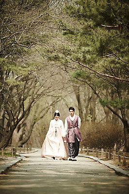 포토 JPG 주간 전신 부부 여자 남자 결혼 20대 성인 야외 두명 앞모습 걷기 손잡기 다정 산책로 로맨틱 한국인 소나무 경복궁 기념촬영 부부라이프 성인만 국내포토 자연요소 나무 라이프스타일 커플 길 뷰포인트 컨셉 모션 한국 사람 동양인 이벤트 청년 사진촬영 궁전 파일형식