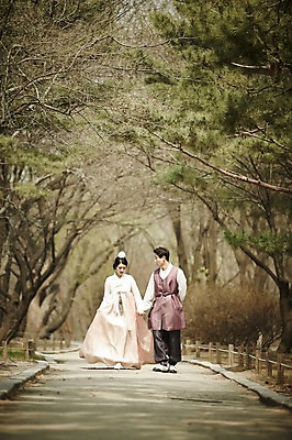 포토 JPG 주간 전신 부부 여자 남자 결혼 20대 성인 야외 두명 앞모습 걷기 손잡기 다정 산책로 로맨틱 한국인 소나무 경복궁 기념촬영 부부라이프 성인만 국내포토 자연요소 나무 라이프스타일 커플 길 뷰포인트 컨셉 모션 한국 사람 동양인 이벤트 청년 사진촬영 궁전 파일형식