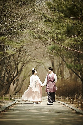 포토 JPG 주간 전신 부부 여자 남자 결혼 20대 성인 야외 두명 앞모습 걷기 손잡기 다정 산책로 로맨틱 한국인 소나무 경복궁 기념촬영 부부라이프 성인만 국내포토 자연요소 나무 라이프스타일 커플 길 뷰포인트 컨셉 모션 한국 사람 동양인 이벤트 청년 사진촬영 궁전 파일형식