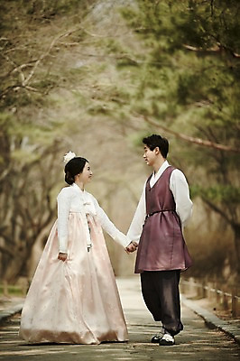 포토 JPG 주간 전신 부부 여자 남자 결혼 20대 성인 야외 두명 앞모습 걷기 손잡기 다정 산책로 로맨틱 한국인 경복궁 기념촬영 부부라이프 성인만 국내포토 자연요소 라이프스타일 커플 길 뷰포인트 컨셉 모션 한국 사람 동양인 이벤트 청년 사진촬영 궁전 파일형식