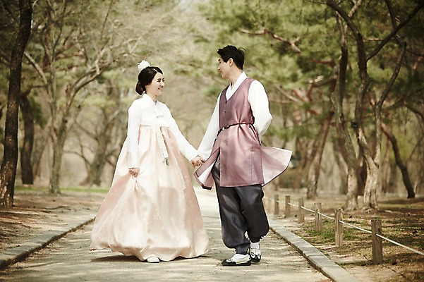 포토 JPG 주간 전신 부부 여자 남자 결혼 20대 성인 야외 두명 앞모습 걷기 손잡기 다정 산책로 로맨틱 한국인 경복궁 기념촬영 부부라이프 성인만 국내포토 자연요소 라이프스타일 커플 길 뷰포인트 컨셉 모션 한국 사람 동양인 이벤트 청년 사진촬영 궁전 파일형식