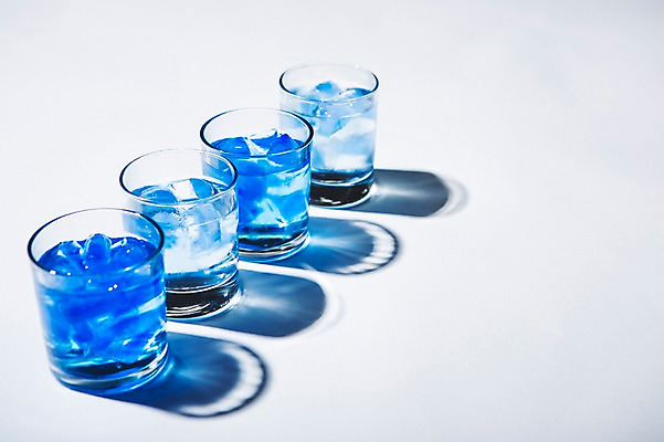 포토 JPG 잔 실내 사람없음 여름 파란색 여름휴가 바캉스 얼음 시원함 클래식블루 트렌드컬러 국내포토 자연요소 식기 계절 컬러 휴가 내부 파일형식 트랜드컬러 여름_계절