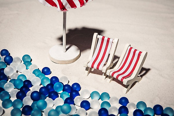 포토 JPG 모래 사람없음 여름 여름휴가 바캉스 미니어처 파라솔 구슬 선베드 여행용품 국내포토 계절 여행 의자 휴가 모형 오브젝트 파일형식 여름_계절