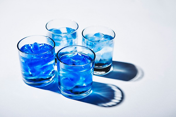 포토 JPG 잔 실내 사람없음 여름 파란색 얼음 시원함 클래식블루 트렌드컬러 국내포토 자연요소 식기 계절 컬러 내부 파일형식 트랜드컬러