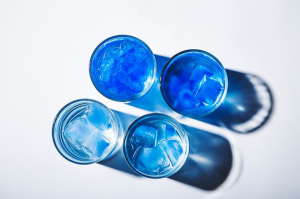 포토 JPG 백그라운드 잔 실내 사람없음 여름 파란색 얼음 시원함 클래식블루 트렌드컬러 국내포토 자연요소 식기 계절 컬러 내부 파일형식 트랜드컬러