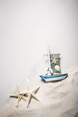 포토 JPG 모래 백그라운드 조개 불가사리 프레임 사람없음 여름 여름휴가 바캉스 여행용품 모형배 선박 국내포토 계절 여행 수상교통 휴가 어패류 극피동물 모형 오브젝트 파일형식 여름_계절