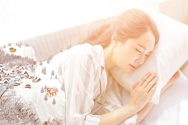 JPG 나무 편집이미지 여자 쿠션 겨울 아침 주택 한명 20대 성인 그래픽 햇빛 뷰티 마을 한국인 눈 잠 디지털합성 합성 디지털아트 편집실사 주간 자연요소 식물 1 계절 날씨 사람 동양인 청년 건물 태양 CG 파일형식