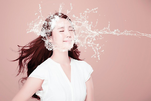 JPG 편집이미지 여자 물줄기 한명 20대 성인 그래픽 뷰티 눈감음 한국인 피부 디지털합성 합성 튀는물 디지털아트 의료성형뷰티 편집실사 1 모션 사람 동양인 청년 신체부위 물 CG 액체표현 스플래쉬 파일형식