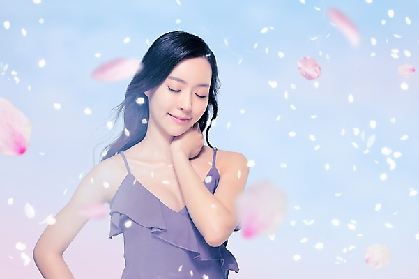 JPG 편집이미지 여자 꽃잎 한명 20대 성인 그래픽 뷰티 눈감음 한국인 벚꽃 디지털합성 합성 디지털아트 의료성형뷰티 편집실사 1 꽃 모션 사람 동양인 청년 CG 파일형식