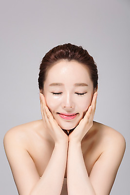 포토 JPG 스튜디오촬영 여자 40대 중년 중년라이프 실내 한명 미소 손짓 상반신 앞모습 뷰티 눈감음 깨끗함 턱괴기 한국인 의료성형뷰티 중년여자한명만 국내포토 1 라이프스타일 뷰포인트 컨셉 모션 표정 사람 동양인 성인 내부 여자한명만 중년여자만 파일형식