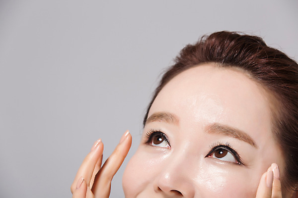 포토 JPG 스튜디오촬영 여자 얼굴 40대 중년 중년라이프 실내 한명 손짓 근접촬영 상반신 앞모습 신체부위 뷰티 깨끗함 한국인 올려보기 눈가 의료성형뷰티 중년여자한명만 국내포토 1 라이프스타일 뷰포인트 컨셉 모션 사람 동양인 성인 내부 여자한명만 중년여자만 파일형식