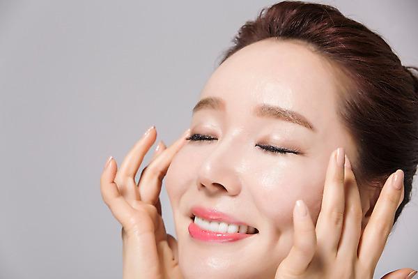 포토 JPG 스튜디오촬영 여자 얼굴 40대 중년 중년라이프 실내 한명 미소 손짓 근접촬영 상반신 앞모습 신체부위 뷰티 눈감음 깨끗함 만지기 한국인 의료성형뷰티 중년여자한명만 국내포토 1 라이프스타일 뷰포인트 컨셉 모션 표정 사람 동양인 성인 내부 여자한명만 중년여자만 파일형식