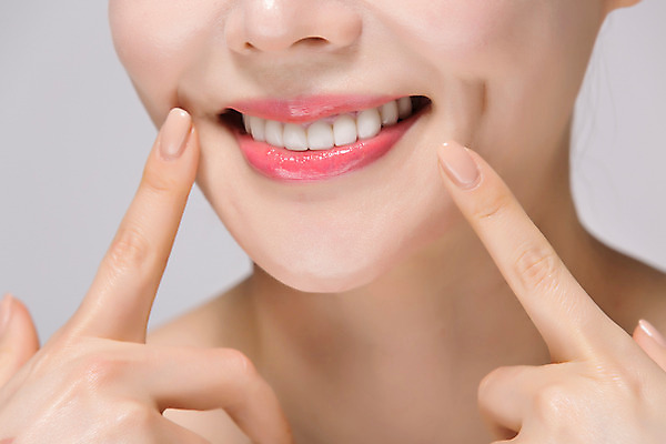 포토 JPG 스튜디오촬영 여자 40대 중년 중년라이프 실내 한명 미소 손짓 근접촬영 상반신 앞모습 신체부위 뷰티 깨끗함 한국인 가리킴 입 보조개 의료성형뷰티 중년여자한명만 국내포토 1 라이프스타일 뷰포인트 컨셉 모션 표정 사람 동양인 성인 내부 여자한명만 중년여자만 파일형식