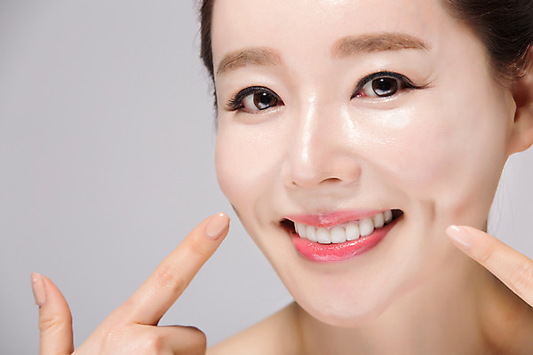 포토 JPG 스튜디오촬영 여자 얼굴 40대 중년 중년라이프 실내 한명 미소 손짓 근접촬영 상반신 앞모습 신체부위 뷰티 깨끗함 한국인 가리킴 보조개 의료성형뷰티 중년여자한명만 국내포토 1 라이프스타일 뷰포인트 컨셉 모션 표정 사람 동양인 성인 내부 여자한명만 중년여자만 파일형식