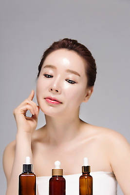 포토 JPG 스튜디오촬영 여자 40대 중년 중년라이프 실내 한명 미소 손짓 상반신 앞모습 뷰티 깨끗함 화장품 한국인 피부관리 앰플 의료성형뷰티 중년여자한명만 국내포토 1 라이프스타일 뷰포인트 컨셉 모션 표정 사람 동양인 성인 내부 여자한명만 중년여자만 파일형식