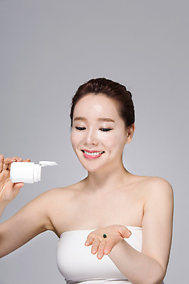 포토 JPG 스튜디오촬영 여자 40대 중년 중년라이프 실내 한명 미소 들기 손짓 상반신 앞모습 뷰티 알약 건강관리 깨끗함 한국인 약병 탱크톱 비타민제 영양제 의료성형뷰티 중년여자한명만 국내포토 1 라이프스타일 뷰포인트 컨셉 상의 모션 표정 건강 관리 사람 동양인 성인 내부 약 비타민 병_담는 여자한명만 중년여자만 파일형식